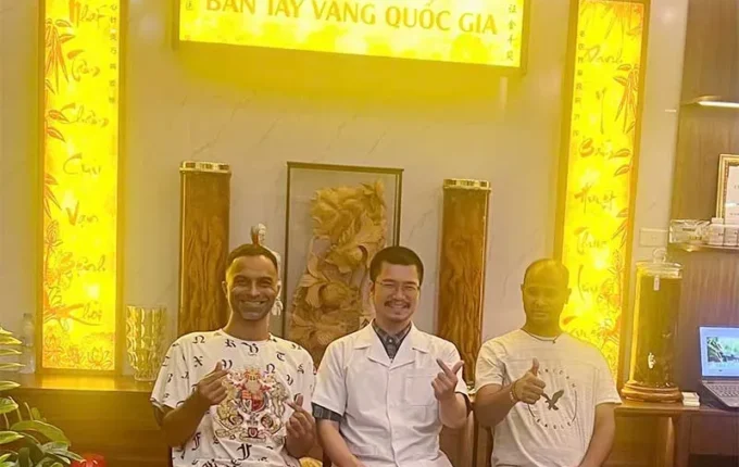 Chân dung người thực hành Đông y trong trang phục chuyên môn