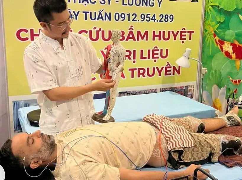 Minh họa hoạt động tư vấn cơ xương khớp tại phòng khám